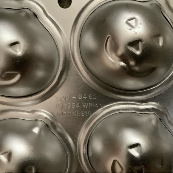 Halloween Jack-o-lantern/pumpkin cupcake, muffin, cookie, chocolate baking trays - Picture 3 of 3